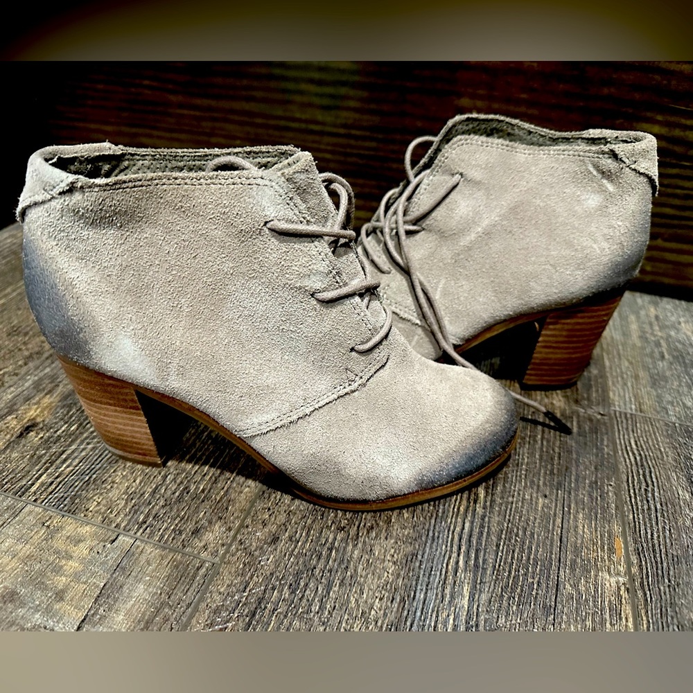 Tom’s boots low heel women’s eight